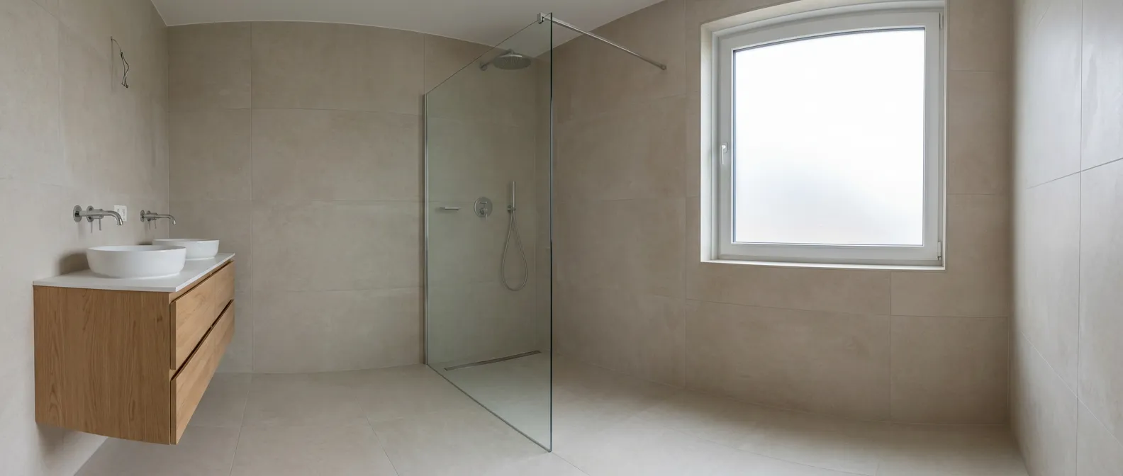 Salle de bain rénovée, douche de plain-pied et meuble double vasque